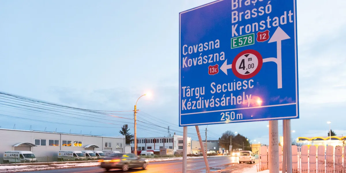 Új, kétnyelvű irányító táblákat helyeztek ki az Oltmező utcába és a Păiuș Dávid hadnagy utcába